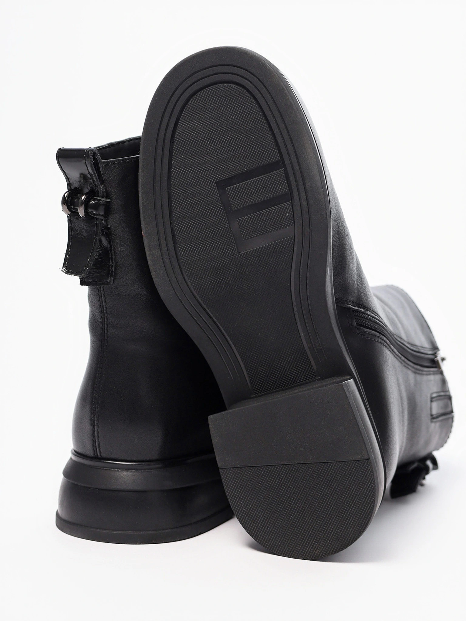 Ботинки черного цвета на широком среднем каблуке